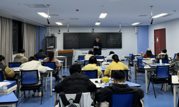 一手抓核心素质既让学生有接受智能时代