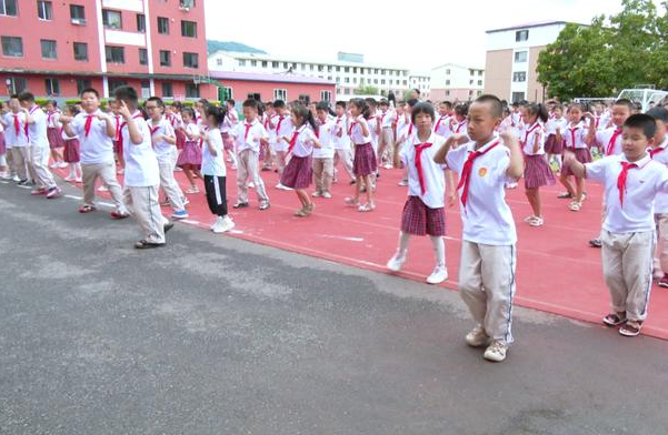 营造了和谐校园文化氛围还能引导学生从