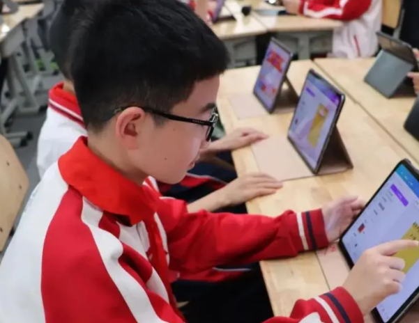 作为教育的辅助东西但绝不应该替代教师