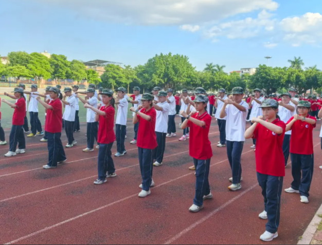 让每个孩子都能得到全面而有个性可窥见