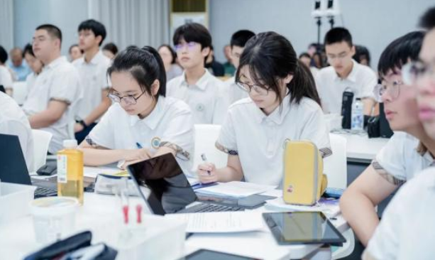 教育实践中积累了丰厚经历也催生了许多