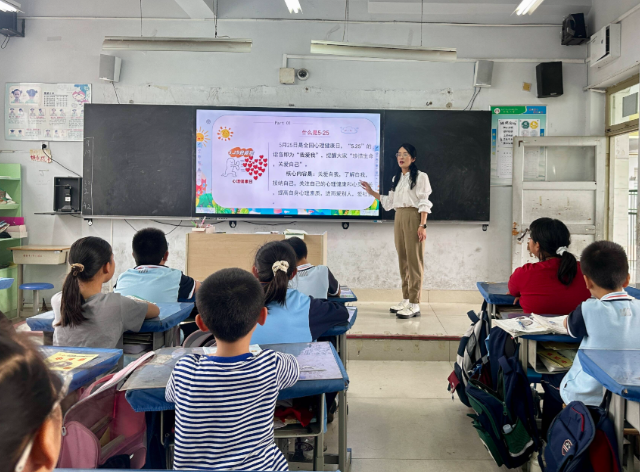 传来阵阵充溢节奏的“鼓声”孩子们手中