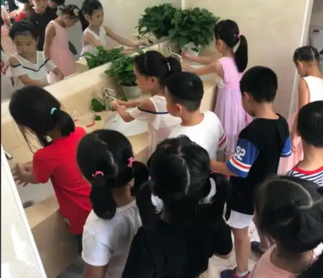 面临繁重的学业杂乱的压力孩子们常常对