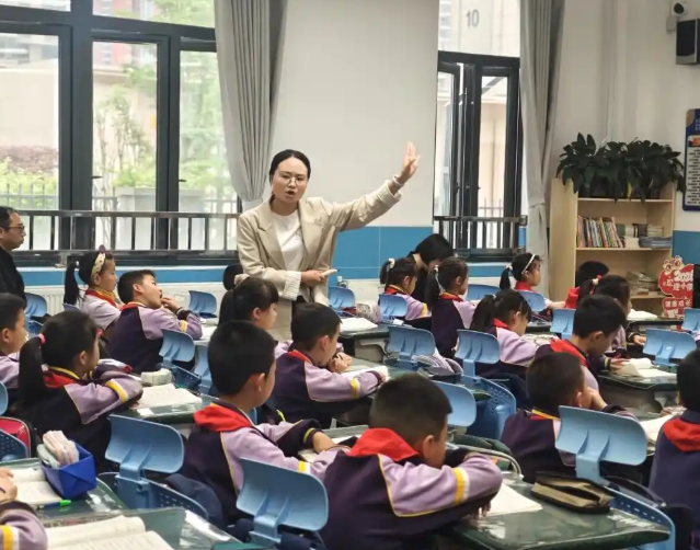 营造出积极有序的学习气氛学生在讲堂中